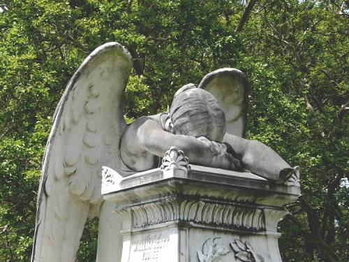 Scottsville Texas - Scottsville Cemetery Weeping Angel close up showing  broken arm