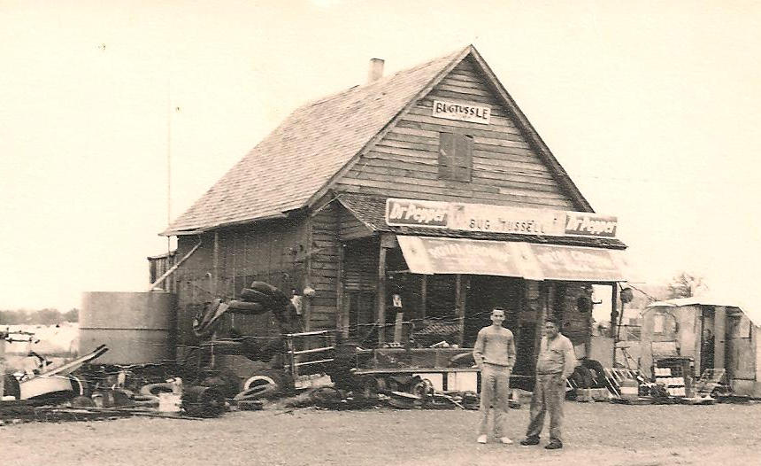 http://www.texasescapes.com/CentralTexasTownsNorth/BugTussleTexas/TXBugTusselStoreFamily1950sRoseBariekmanLG.jpg
