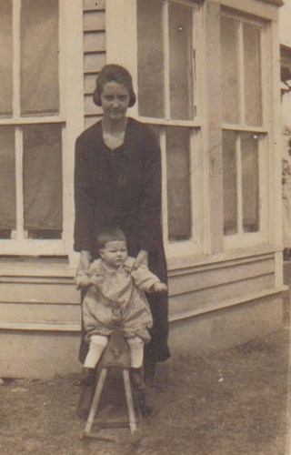 Eulogy TX - mother and child  1920s photo