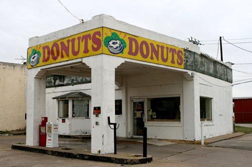 Donut, Italy Texas old gas station