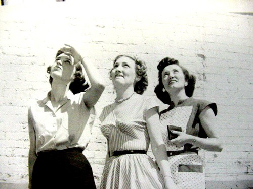 Waco TX - Women looking up