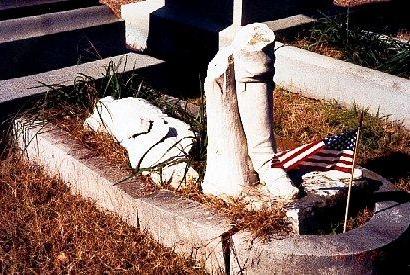 Broken Union officer statue in Bushdale Cemetery, Texas
