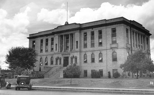 Burleson County courthouse in 1939, Caldwell Texas