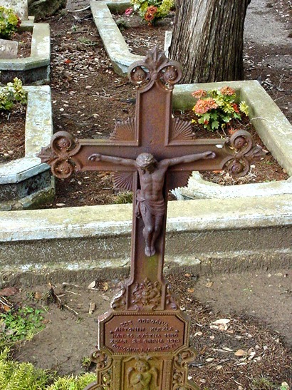 TX - Dubina Cemetery cast-iron crucifix