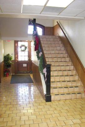 TX - Robertson County Courthouse staircase