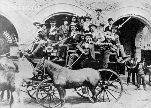 Body builder Eugene Sandow, with fellow performers