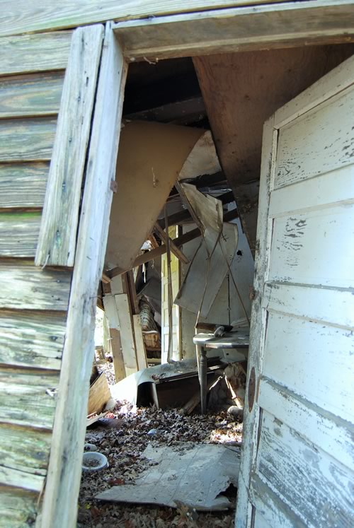 Gregg County, Camden, Texas -  collapsing abandoned house