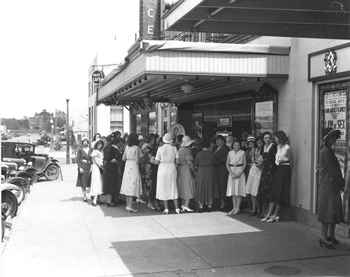 Women in front of theatre, Jacksonville, Texas 1932