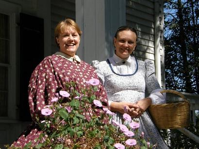  Docents on front step of Liendo Plantation TX