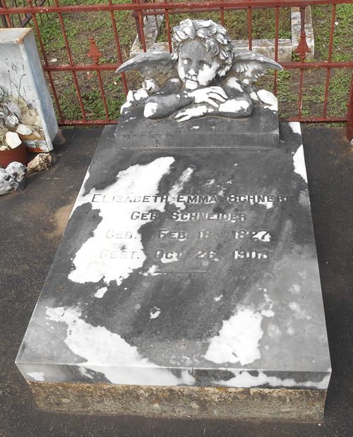Emma Schnerr grave in Der Stadt Friedhof in Fredericksburg TX