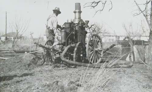Fredericksburg TX - Fireman with  1911 American-LaFrance steam pumper 