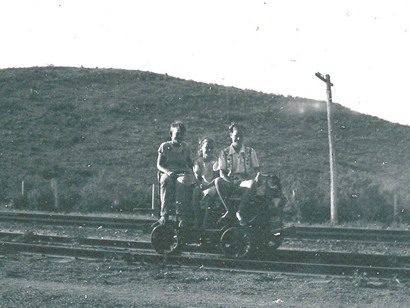 Tesnus Texas - Signal foreman's kids on the motorcar