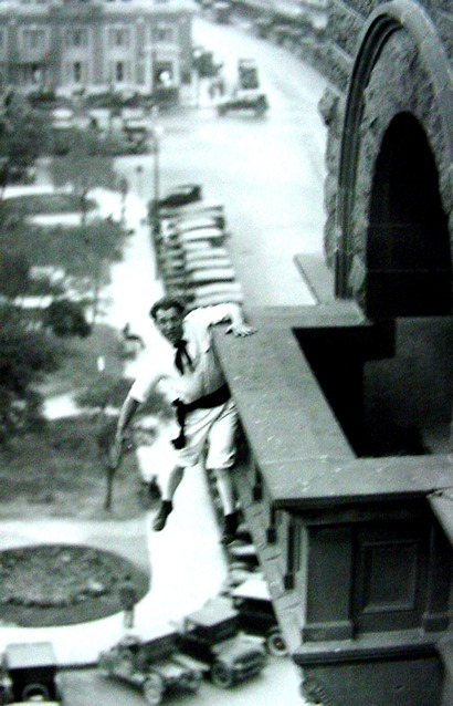 "Human Fly" scales  balcony of Bexar County Courthouse