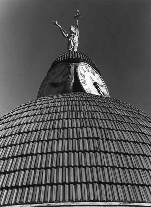 Beeville TX - Bee County courthouse Goddess of Justice