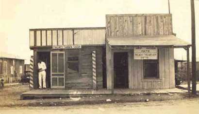 MirandoCityBarberShopTexas1920'SWilliamLayton.jpg