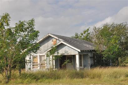 Palito Blanco Texas Cemetery  - old home