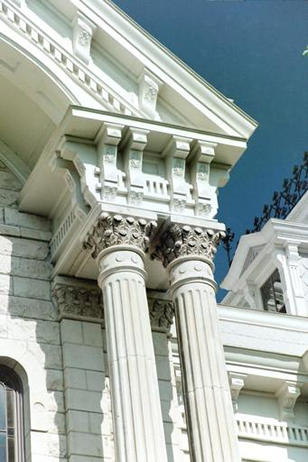 Corinthian columns, Hill County Courthouse