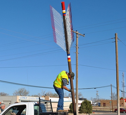 Levelland TX - Installing giant arrow sculpture by artist Charles A. Smith