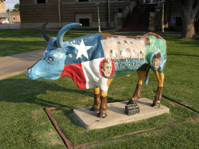 Painted steer on Hale County courthouse lawn
