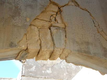 1911 Reagan County courthouse , Stiles, Texas - cracked limestone arch