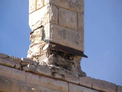 1911 Reagan County courthouse , Stiles, Texas - cracked limestone chimney