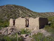 An adobe ruin at Ruidosa