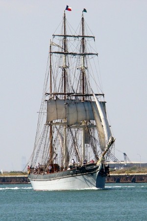 Elissa leaving harbor under engine power