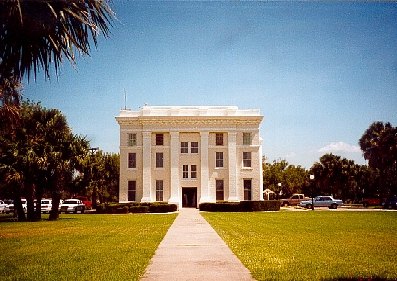 Sarita Texas - Kenedy County courthouse, stucco, before restoration