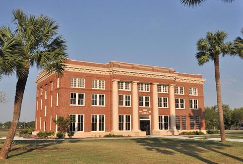 Sarita Texas - Kenedy County courthouse 