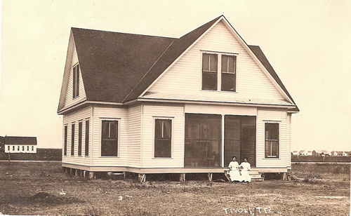 Tivoli Texas 1912 Scene with houseand women