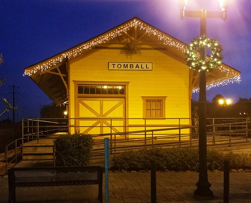 TX - Tomball Depot with charistmas lights
