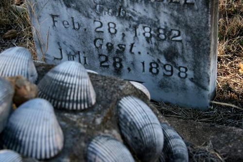 Comal TX - Cemetery, tombstone with shell