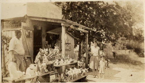 Hunter, Texas vender and shoppers, 1920s