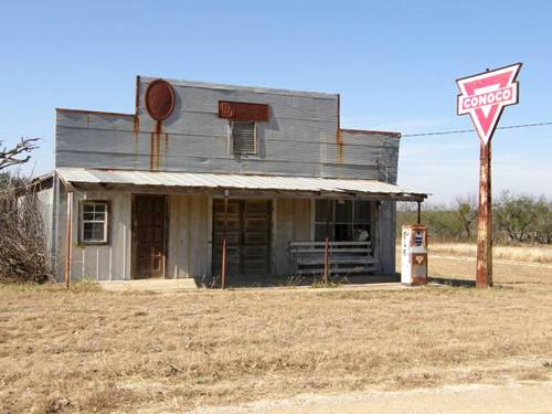 Placid Texas closed Conoco station