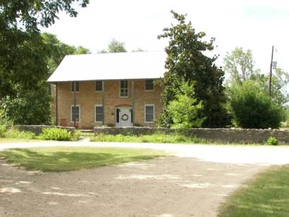 Round Mountain Tx - Rock house with rock wall