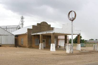 Floydada Tx - Closed Gas Station