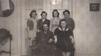 Raymond Akers, Alice Akers and his 4 daughters Avis, Lola, Melba and Beth