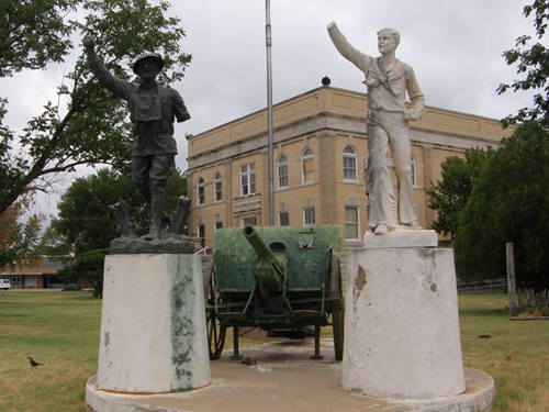 Foarad County TX - WWI monument , statues of soldier and sailor